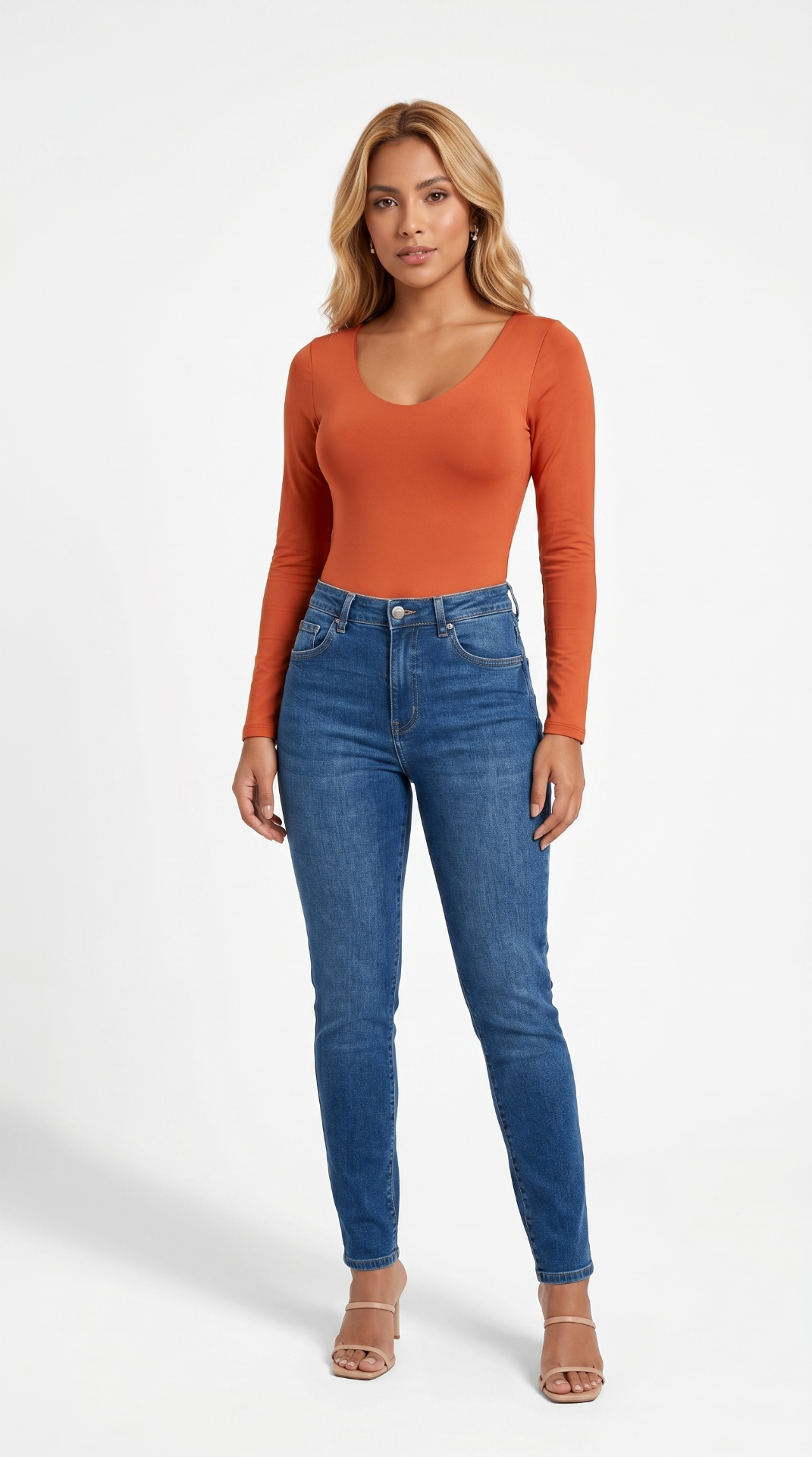 Modelo usando body naranja ANNALU